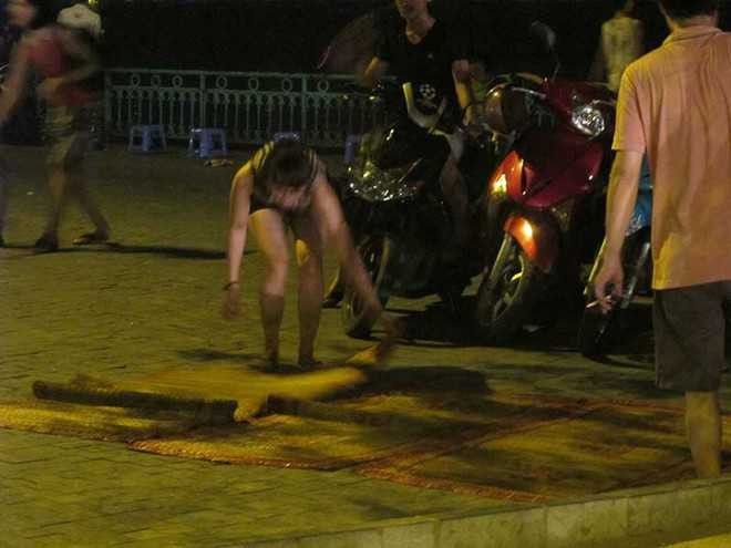 Trải chiếu phục vụ khách ở Hồ Tây