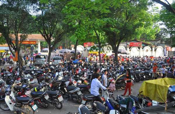 Các bãi giữ xe tự pahst chăng dây thu tiền triệu mỗi dịp lễ tết 