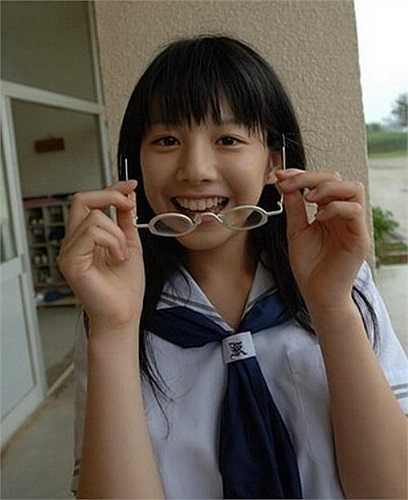 Một nữ sinh làm duyên trong bộ đồng phục lính thủy xinh xắn.