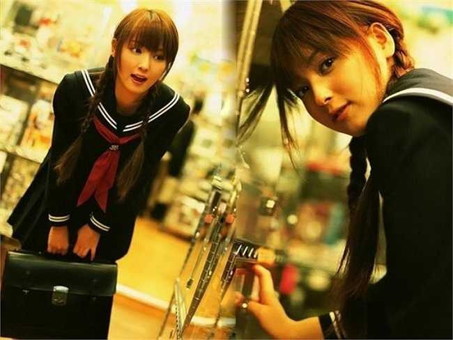 Theo một bài báo của New York Times nghiên cứu về vấn đề này, các nữ sinh mặc đồng phục vì các bạn ấy tự hào về tuổi trẻ của mình. 