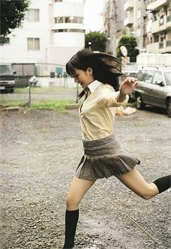 Không chỉ dừng lại trong khuôn viên trường học, hình ảnh những nữ sinh trong trang phục đồng phục lính thủy xuất hiện ở nhiều nơi tại Nhật Bản, từ truyện tranh đến biển quảng cáo hay các show truyền hình.