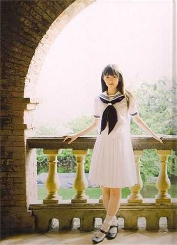 Theo kiểu truyền thống thì đồng phục thủy thủ gồm áo trắng, kiểu cổ bẻ thủy thủ có thắt nơ, kết hợp với kiểu áo tay bồng và một chiếc váy xếp ly.