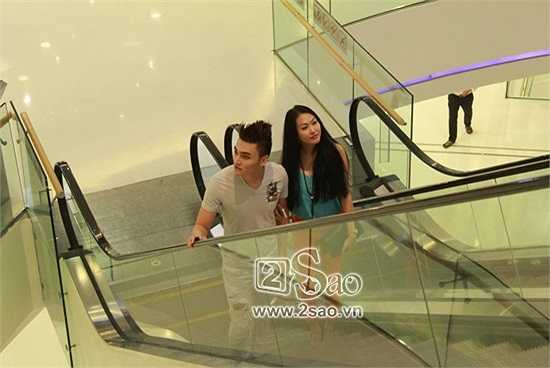 Được biết, đây là học trò của Phi Thanh Vân, người mà cô hướng cho theo các hoạt động trong showbiz.