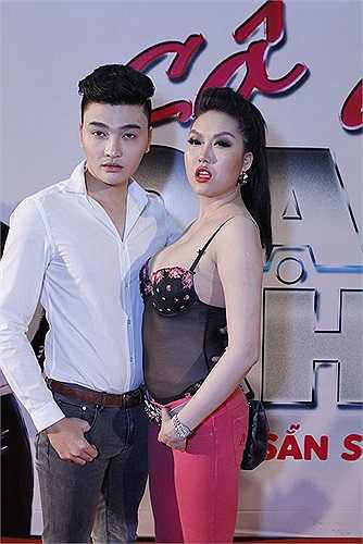 Xuất hiện trong lễ ra mắt phim, Phi Thanh Vân không ngần ngại tạo dáng thân thiết cùng trai trẻ.