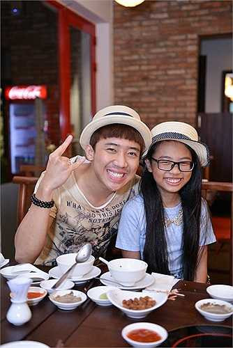 Trong cuộc thi Giọng hát Việt nhí 2013, Phương Mỹ Chi là thí sinh dự thi còn Trấn Thành là MC của chương trình.