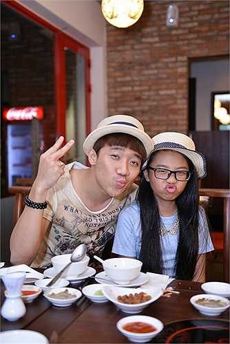 Tại đây, Phương Mỹ Chi và Trấn Thành thích thú thưởng thức nhiều món ngon của nhà hàng do hoa hậu Thu Hoài làm chủ.