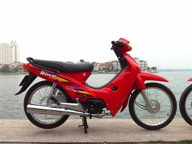 Honda Wave 110 nhập khẩu từ Thái Lan được dân chơi Việt gọi là 'Wave chiến'. Trong số các màu, màu đỏ cờ được những người dùng trẻ tuổi ưa chuộng nhất. Thậm chí, có một dòng xe nhái gọi là Wave Tàu đã từng tràn ngập thị trường Việt Nam.