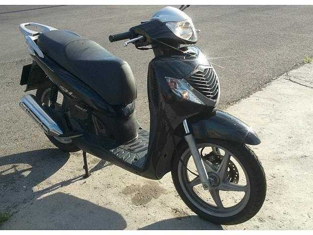 Chiếc xe tay ga Honda SH từng là biểu tượng đẳng cấp, sành điệu một thời. Khi mới xuất hiện đầu những năm 2000, Honda SH là chiếc xe máy có giá đắt nhất trên thị trường.