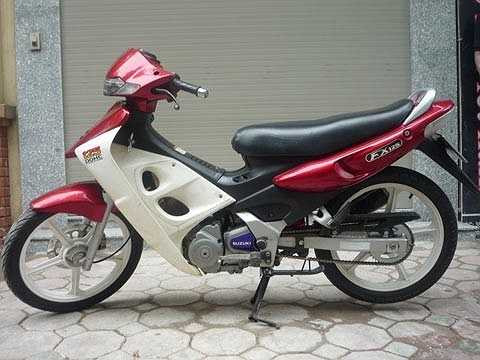 Dòng xe côn tay Suzuki FX125 bắt đầu có mặt ở Việt Nam từ những năm 1998-1999. Kiểu dáng nam tính, tốc độ là những điểm thu hút người dùng Việt, đặc biệt là phái mạnh.