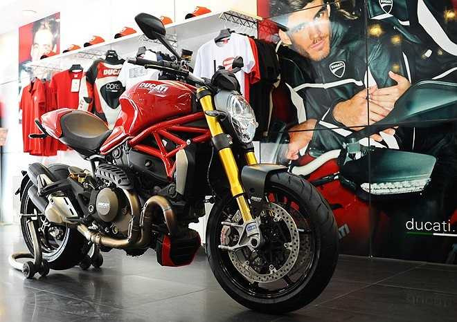 Monster 1200S được Ducati giới thiệu chính thức tại triển lãm xe quốc tế EICMA 2013 và được bình chọn là một trong những mẫu xe đẹp và được yêu thích nhất tại triển lãm. Trong dòng xe Monster, 1200S cũng là mẫu xe mạnh mẽ nhất, được trang bị nhiều công nghệ và tính năng mới so với những “người anh em” còn lại.