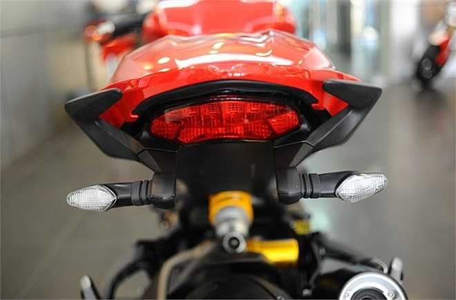 Thiết kế cụm đèn hậu nhỏ nhắn, sử dụng bóng LED hoàn toàn cho cả đèn pha và đèn xi-nhan. 