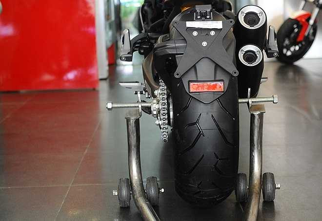 Trong khi đó, phía sau xe đượca trang bị phanh đĩa đơn, đường kính 240 mm, kẹp phanh Brembo, 2 pit-ton. Giảm xóc sau của Monster 1200S là loại mono-shock cũng mang hiệu Ohlins. Lốp sau Pirelli Diablo Rosso II kích thước 190/55 ZR17. 