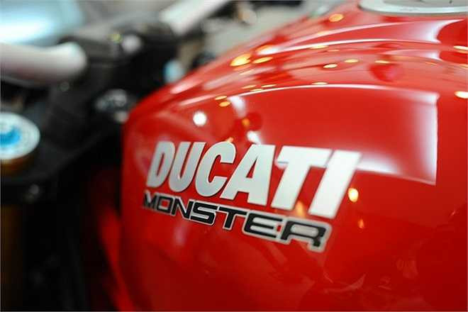 Monster 1200S được trang bị những tính năng an toàn cao cấp nhất hiện này của Ducati bao gồm hệ thống chống bó cứng phanh ABS, hệ thống kiểm soát độ bám đường DTC 8 cấp độ, điều khiển bướm ga điện tử Ride-by-Wire...