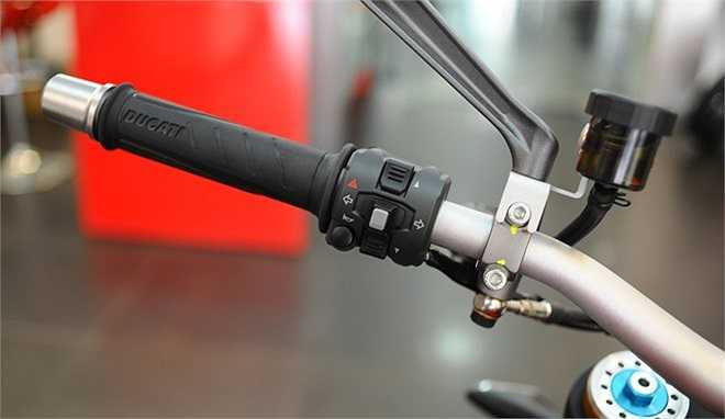 Hệ thống nút bấm chức năng trên tay lái bên trái. 