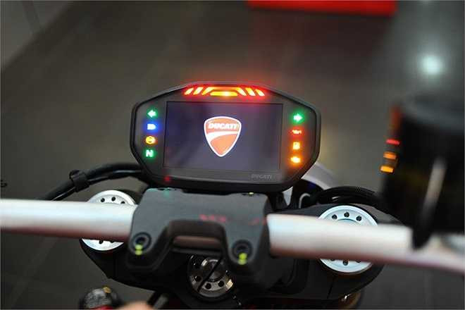 Monster 1200S được trang bị màn hình hiển thị hiện TFT hiện đại, lấy cảm hứng từ siêu mô tô 1199 Panigale. Màn hình này có khả năng tự điều chỉnh độ sáng cho tương thích với ánh sáng của môi trường bên ngoài và có nhiều chế độ hiển thị khác nhau tùy theo chế độ lái của xe. Monster 1200S có 3 chế độ lái tùy chọn: Urban, Touring và Sport. Ứng với mỗi chế độ lái này, màn hình sẽ hiển thị những thông tin phù hợp nhất. 