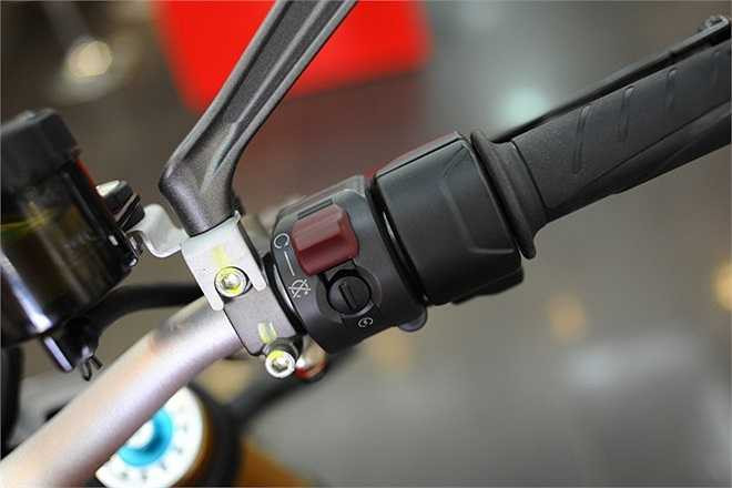 Các nút bấm chức năng bên tay phải,