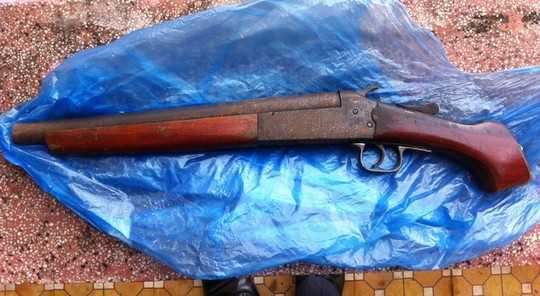 Côn đồ nổ súng thị uy, bé trai dính 16 mảnh đạn