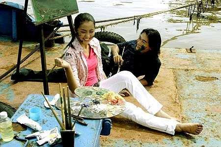 Bên cạnh dàn diễn viên nữ trẻ trung, xinh đẹp, những 'hot boy' của Hương phù sa cũng từng 'đốn tim' biết bao phái yếu vào thời điểm đó. Đặc biệt là anh kỹ sư Việt do Trương Minh Quốc Thái thủ vai. Một anh chàng điển trai, lãng tử và mạnh mẽ. Trong phim, Việt chiếm được trái tim của cả Út Nhỏ và Út Ráng. Cuối cùng, tình yêu của anh và Út Nhỏ (Tăng Thanh Hà) đã có một cái kết đẹp. 