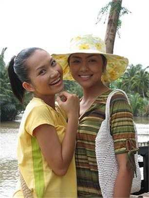 Trong phim, hai cô gái với tính cách trái ngược nhau có những mâu thuẫn khó hóa giải khi cùng phải lòng chàng thanh niên điển trai. Ở ngoài đời, Hà Tăng và Kim Hiền là những người bạn thân như chị em. Kim Hiền từng tâm sự: 'Tôi và Tăng Thanh Hà biết nhau qua phim Dốc tình của đạo diễn Lưu Trọng Ninh. Song phim thứ hai đóng cùng nhau là Hương phù sa của đạo diễn Võ Tấn Bình mới đánh dấu sự thân thiết của hai đứa. Hà nhỏ hơn Hiền bốn tuổi nhưng chẳng hiểu sao, ở ngoài đời, Hà như người chị luôn qu