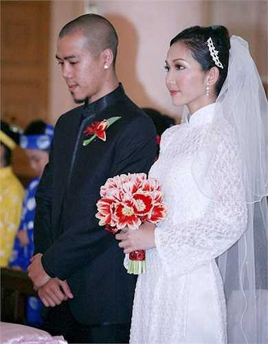 Chuyện đời tư của nữ diễn viên sinh năm 1982 cũng khá lận đận. Kim Hiền khiến khán giả ngỡ ngàng khi bất ngờ làm vợ, làm mẹ lúc còn khá trẻ. 6 năm sau khi chung sống với DJ Hoàng Phong và có một cậu con trai kháu khỉnh, đáng yêu, Kim Hiền mới chính thức mặc váy cô dâu. Những giọt nước mắt hạnh phúc và nghẹn ngào của Kim Hiền đã vỡ òa trong ngày cưới. Tuy nhiên, chưa kịp nguội những lãng mạn, chưa kịp phai những ngọt ngào, cuộc hôn nhân của cô đã tan vỡ sau 3 tháng khi cô phát hiện Hoàng Phong đa