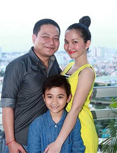 Sau khi chia tay người chồng đầu tiên, Kim Hiền trầm lắng hơn. Cô trở thành bà mẹ đơn thân. Tuy nhiên, hạnh phúc cũng sớm mỉm cười với nữ diễn viên khi cô gặp được người bạn trai mới hết lòng yêu thương và chăm sóc cho hai mẹ con. Bạn trai của Kim Hiền - Andy - làm trong lĩnh vực truyền thông. Cả hai đã đăng ký kết hôn và mới chuyển về một căn hộ cao cấp ngay trung tâm thành phố. Kim Hiền và Andy đã lên kế hoạch tổ chức đám cưới để trở thành một gia đình đúng nghĩa trong năm 2014. 