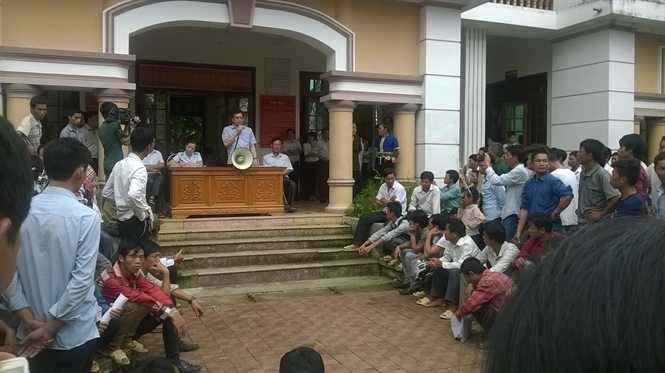 Dân vùng tái định cư 'đại náo' hai huyện ở Lai Châu