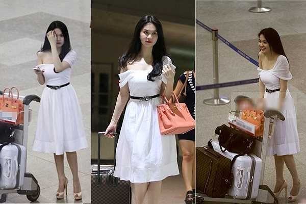 Ở một dịp khác, Ngọc Trinh diện bộ đầm trắng nữ tính, trễ vai gợi cảm. Cô tiếp tục mang những đôi giày cao gót tôn dáng. Hình ảnh này bị nhiều tín đồ thời trang cho rằng Ngọc Trinh điệu đà quá mức bởi ngay các ngôi sao quốc tế cũng chỉ mặc áo thu, quần jeans và dép bệt thoải mái khi xuất hiện ở sân bay.