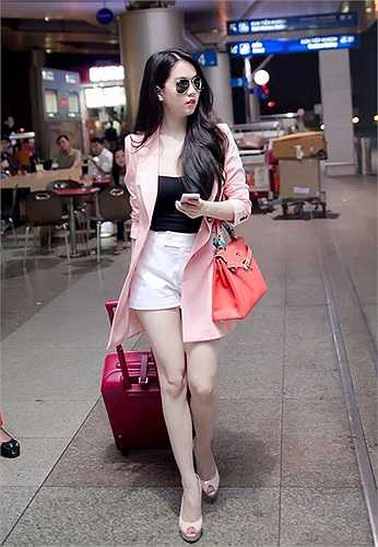 Bộ trang phục có tông màu hồng trắng của Ngọc Trinh cũng nhận được nhiều lời khen là thanh lịch và ít nhiều phù hợp với không khí tấp nập tại sân bay. Nhưng việc đi giày cao gót cao lênh khênh tại sân bay cũng phần nào tạo sự bất tiện khi chủ nhân phải di chuyển nhiều trong một không gian đông đúc, tấp nập.