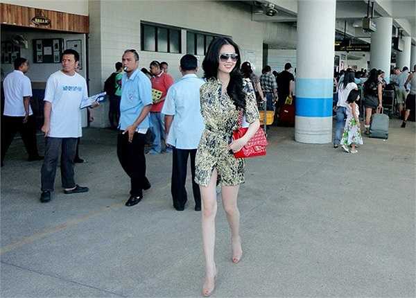 Những lần khác, nữ người mẫu tiếp tục diện giày cao gót cao lênh khênh để chuẩn bị đáp chuyến bay công tác xa nhà.