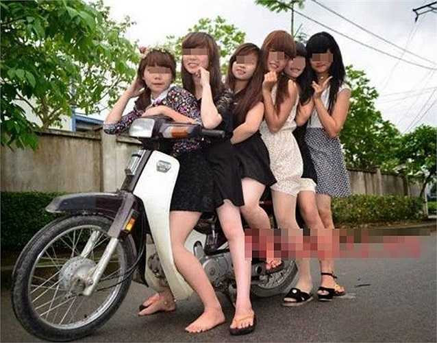 ... thậm chi là kẹp 6 tạo dáng chụp ảnh trước khi ra đường 'làm xiếc' với xe máy.