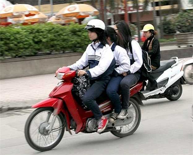 Hình ảnh cực kỳ phản cảm trên đường phố không phải là điều hiếm thấy.