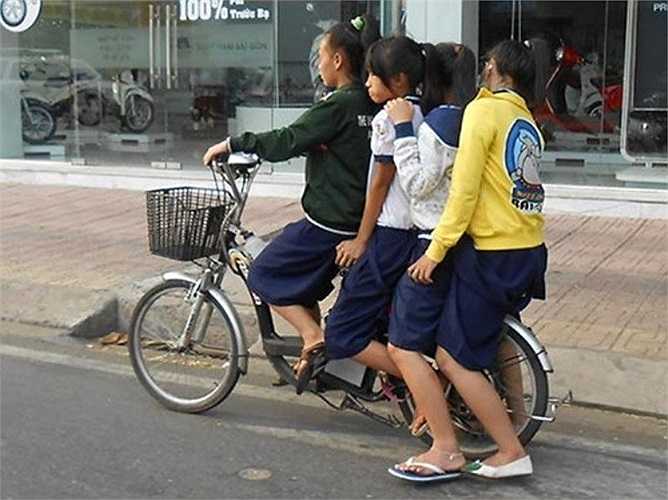 Không chỉ làm xiếc với xe máy, các thiếu nữ Việt còn tham gia 'trình diễn' trên xe đạp.