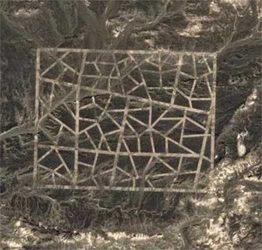 Một bức tranh chạm khắc trên đá gồm nhiều đường kẻ xuất hiện ở tỉnh Gansu Sheng, Trung Quốc ở tọa độ 40°27'28.56'N (độ Bắc), 93°23'34.42' E (độ Đông) với họa tiết chưa từng được biết đến trước đó. Có người cho rằng nó được xuất hiện từ thời tiền sử. Các dòng kẻ được vẽ rất dài, theo một tỷ lệ nhất định mặc cho độ cong của địa hình.