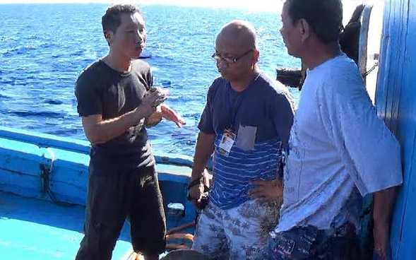 Nhà báo Vũ Hoàng Lân, Phố Bolsa TV, tìm hiểu việc tàu cá của ngư dân Việt Nam bị tàu cá trá hình có vỏ sắt của Trung Quốc đâm vỡ/Ảnh: Dân Việt