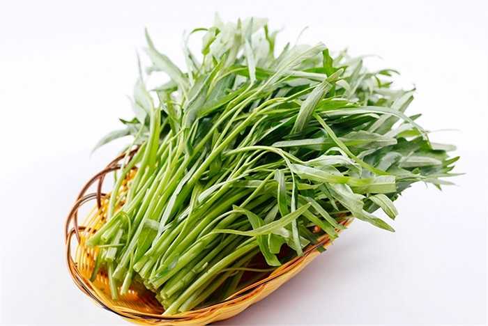 Rau muống dùng quá nhiều đạm hoặc phân bón lá thì thân rau thường to hơn bình thường, rau giòn, lá màu xanh đen. Khi luộc rau, nước luộc khi nóng có màu xanh nhạt, khi nguội nước biến thành màu xanh đen và có vẩn kết tủa đen. 