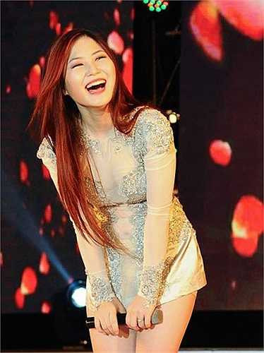 Sau đó, tại một chương trình khác, cô tiếp tục diện bộ trang phục có phom dáng ngắn cũn cỡn. Thiết kế siêu ngắn khiến nữ ca sỹ dễ dàng 'lộ hàng' khi thể hiện những ca khúc sôi động, vũ đạo mạnh mẽ.