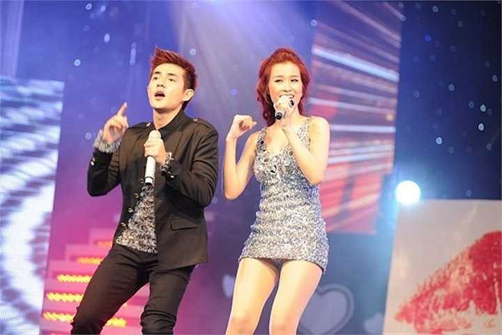 Trong chương trình ca nhạc diễn ra vào tối 11/2, Đông Nhi đã xuất hiện trong bộ váy rất ngắn và biểu diễn những động tác vũ đạo nóng bỏng bên cạnh người yêu của mình. Tuy nhiên, do chiếc váy quá ngắn, nữ ca sỹ đã để lộ khoảnh khắc hớ hênh nội y. Sau sự cố, bạn gái Ông Cao Thắng bào chữa đó là chiếc quần ngắn được thiết kế cùng với bộ váy.