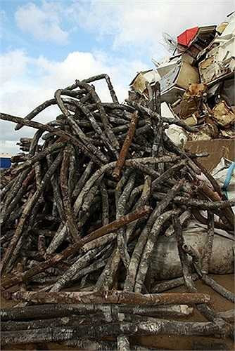 Những ống thép rút từ thân xe tải.