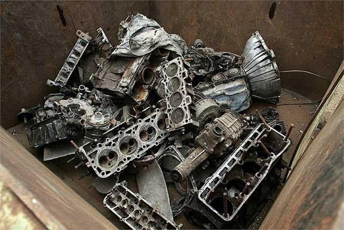 Chi tiết máy còn sử dụng được xếp đống trong các thùng sắt chờ đem đi tái chế.