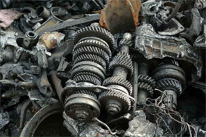 Trục xe, hộp số được dỡ bỏ và xếp đống với nhau.