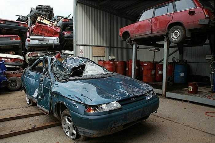 Xe cũ chất đống trong những bãi phế thải tại Nga. Các bộ phận hữu ích được tháo rời tái sử dụng, vỏ xe bị đè bẹp để đưa vào các nhà máy tái chế
