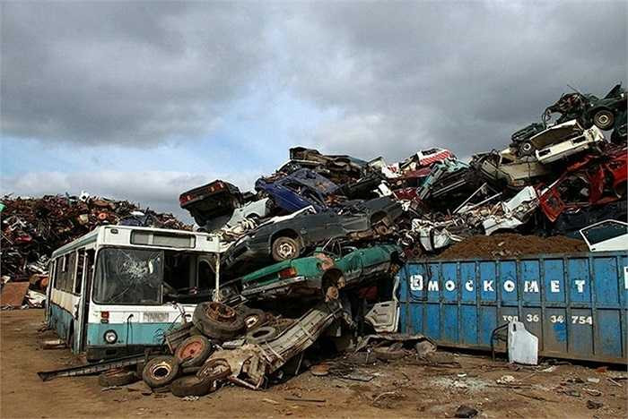 Xe đổ đống trong bãi phế thải, chờ đến lượt 'xe thịt' để tái chế