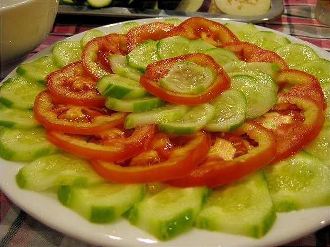 Bảo quản trong tủ lạnh: Cà chua, đặc biệt là cà chua chín cần được lưu giữ trong thùng kín và để trong tủ lạnh. Nhiệt độ lạnh sẽ làm chậm sự tiến triển của màu sắc, hương vị và hạn chế sự tiêu hủy chất dinh dưỡng của cà chua.