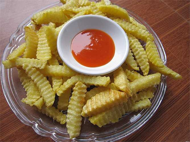 Bảo quản: Bạn không nên đựng khoai tây trong hộp nhựa mà để trong túi giấy. Nếu được giữ ở nơi tối, thoáng mát, khoai tây có thể 'tươi' ít nhất 2 tuần. Bạn không nên cất khoai trong tủ lạnh vì có thể làm thay đổi mùi vị và độ ngon của nó. 