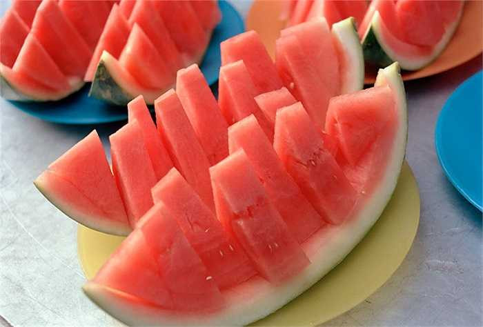 4. Dưa hấu: Muốn giữ được dưa tươi lâu thì ngay từ đầu, khâu chọn dưa lúc bạn đi mua cũng vô cùng quan trọng. Bạn phải chọn loại dưa vỏ cứng, mới chín, bỏ cuống ở núm.