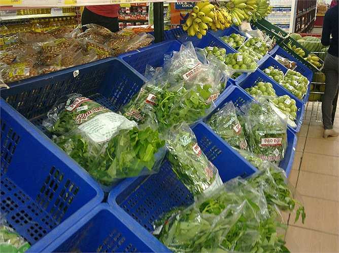 5. Súp lơ: Chọn súp lơ được kết đặc, chắc, trông mềm mịn với hoa nhỏ màu trắng và lá màu xanh sáng. Những chiếc súp lơ để lâu, ôi sẽ có màu nhơ vàng và xuất hiện vài nốt mốc đen nhỏ. 