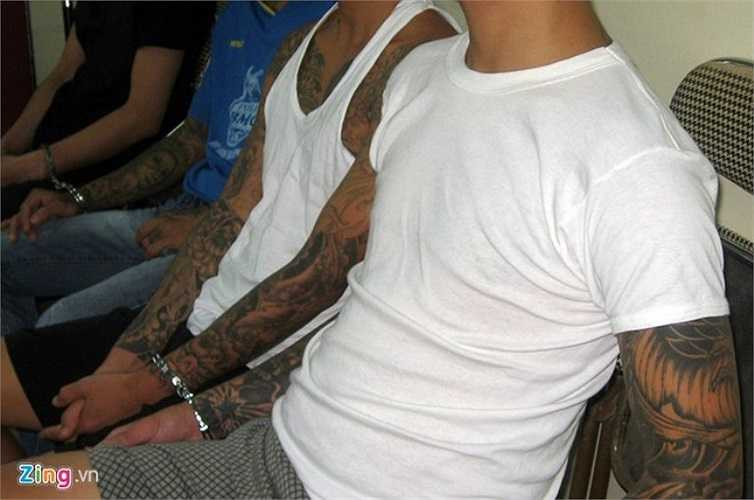 Trong 4 tên này, kẻ nhiều nhất có 6 tiền án, ít có 2 tiền án đều tội Cướp tài sản và Cố ý gây thương tích. Nhóm này ngang nhiên tổ chức bảo kê, cưỡng đoạt tiền các xe ôtô vận chuyển phế thải trên địa bàn khi ra vào bãi đổ, công trình xây dựng. Nắm bắt thông tin nhóm này, phó công an phường phụ trách hình sự, cán bộ cảnh sát khu vực xuống hiện trường ghi nhận, bị chúng nhắn tin đen dọa tấn công. Nhóm này được cho là có súng, từng nổ súng đe dọa các bị hại trước khi thực hiện hành vi phạm tội. 