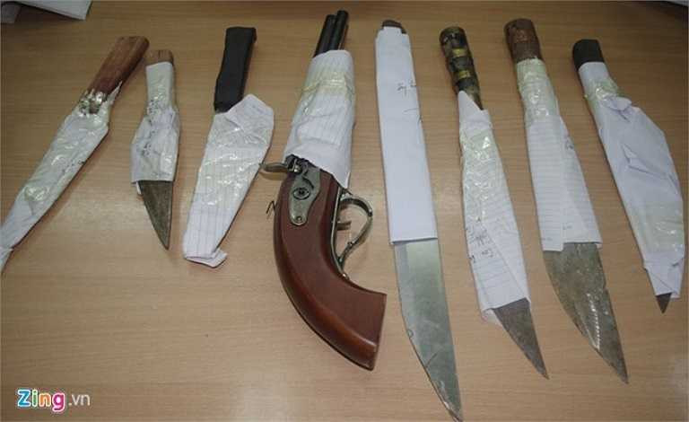 Theo Thượng tá Phạm Ngọc Anh, Phó công an quận Hoàng Mai, đơn vị đã đề nghị Phòng cảnh sát hình sự tung những đặc nhiệm thiện nghệ nhất vào cuộc, phối hợp với cảnh sát hình sự công an quận mật phục, bắt quả tang chúng dùng súng gây án. Trong khi cảnh sát đang triển khai truy bắt, nhóm bảo kê này gây án tại quán massage trên phố Trương Định hôm 8/6, ngang nhiên tấn công cảnh sát phường và cảnh sát 113.