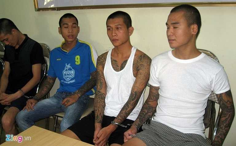 'Trước lúc đi bảo kê, xin tiền, nhóm này đều sử dụng ma túy 'đá' nên luôn ra tay tàn bạo. Ngày bị bắt về trụ sở cảnh sát, Đạt (áo xanh) lao đầu vào tường tự sát để thách thức lực lượng thực thi nhiệm vụ', thượng tá Phạm Ngọc Anh nói. Hiện cơ quan công an đang tích cực truy bắt 4 tên còn lại trong ổ nhóm xã hội đen này.