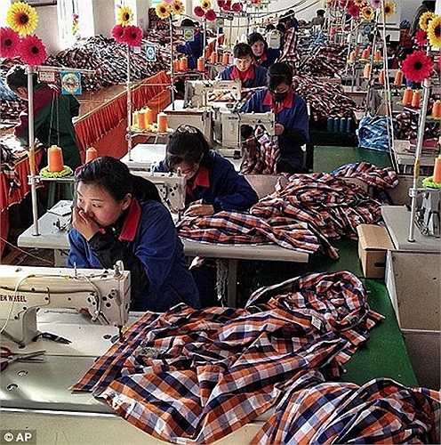 Công nhân nhà máy may Sonbong, đặc khu kinh tế Rason